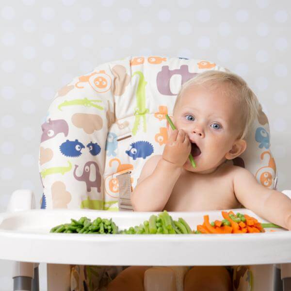 ¿Cómo debe comer bebé de 9 meses?