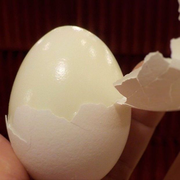 ¿Cómo pelar huevos duros sin que se pegue la cáscara?