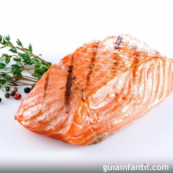 ¿Cómo se come el salmón crudo?