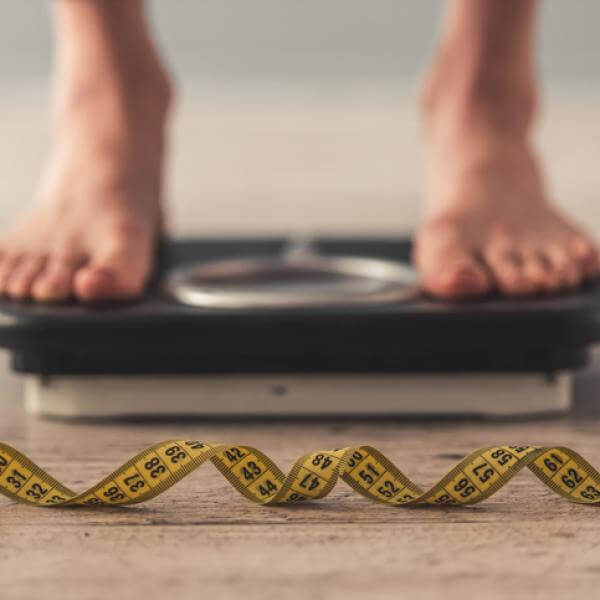 ¿Cuántas calorías se deben consumir al día para bajar de peso?
