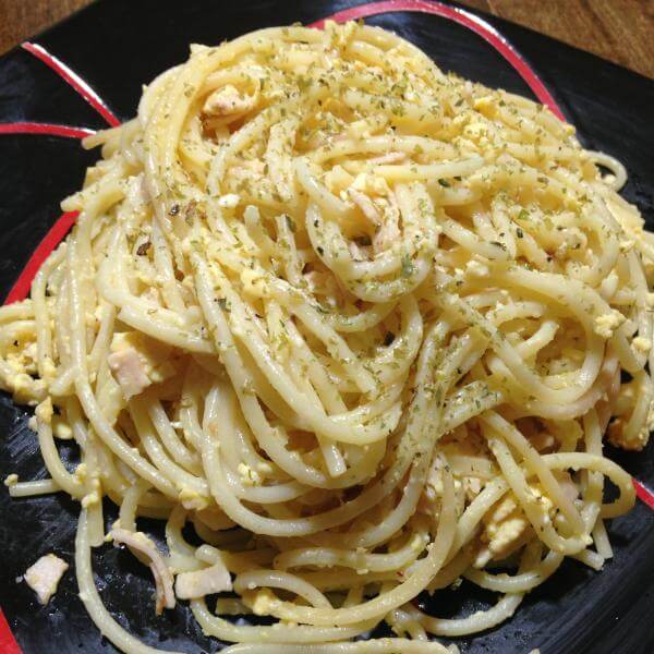 ¿Cuántas calorías tiene el spaghetti en salsa de tomate y queso?