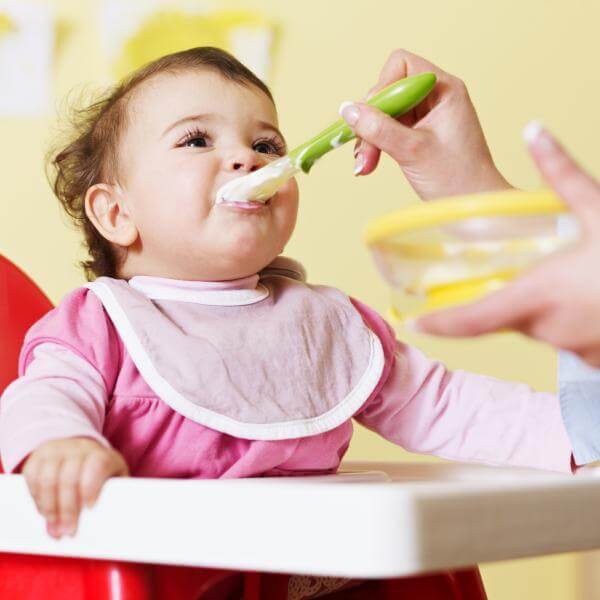 ¿Cuántas cucharadas de papilla debe comer un bebé de 4 meses?