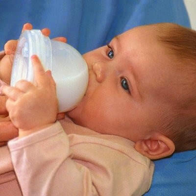 ¿Cuántas veces tiene que tomar leche un bebé de 7 meses?