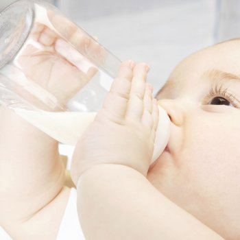 ¿Qué cantidad de leche debe tomar un bebé de 10 meses?