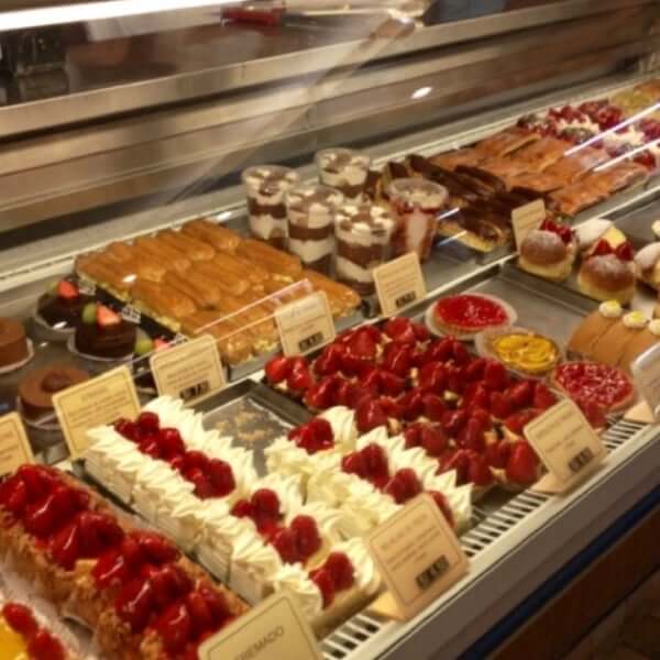 ¿Qué productos se venden en una panadería y pastelería?