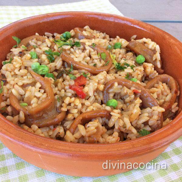 ¿Cómo preparar arroz con aros de calamar?