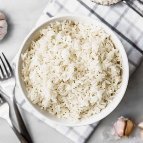 ¿Cómo puedo calcular 100 gramos de arroz cocido?