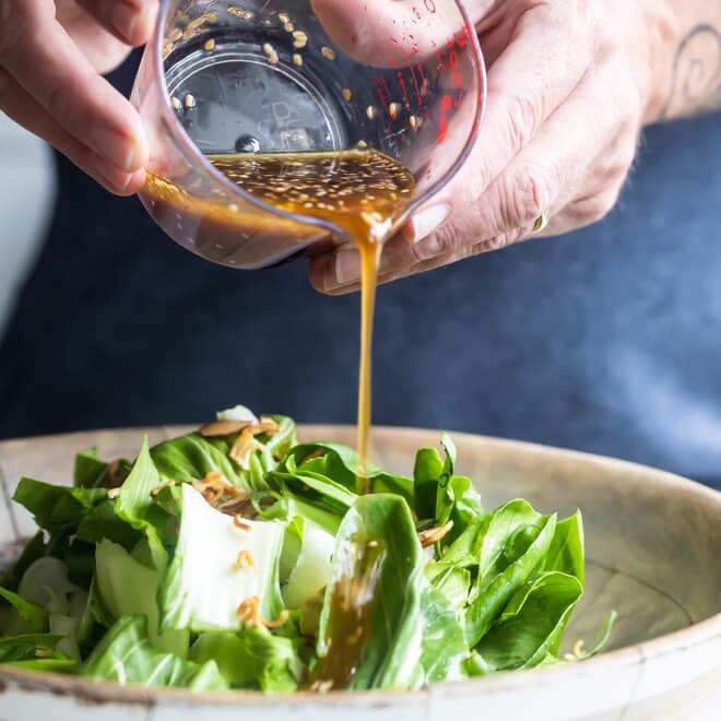 ¿Cómo se usa el aceite de oliva en las ensaladas?