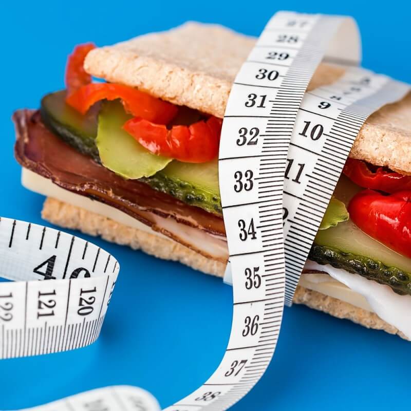 ¿Cuántas calorías se deben consumir al día para bajar de peso?