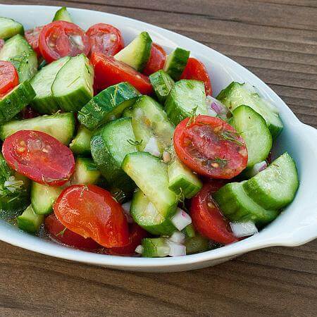 ¿Cuántas calorías tiene 100 gramos de ensalada de lechuga y tomate?
