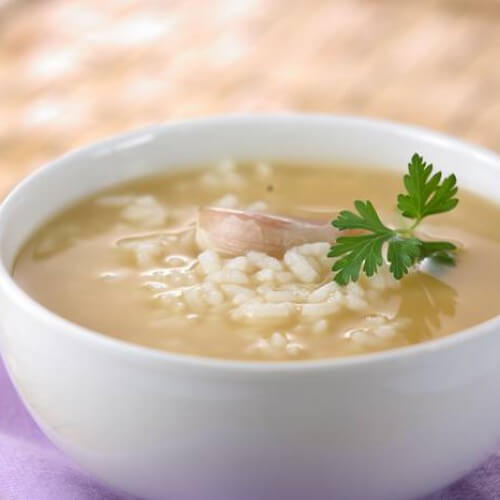 ¿Cuántas calorías tiene una sopa de fideos con carne?