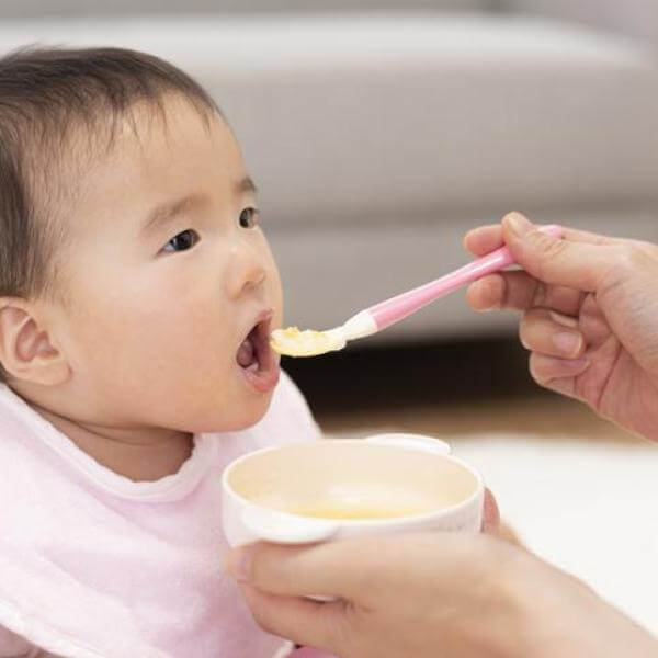 ¿Cuánto debe de comer un bebé de 8 meses?