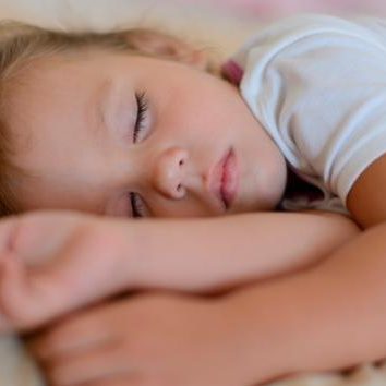 ¿Por qué los niños no deben dormir con sus padres?