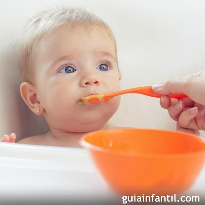 ¿Qué pasa si le doy yogurt a mi bebé de 4 meses?