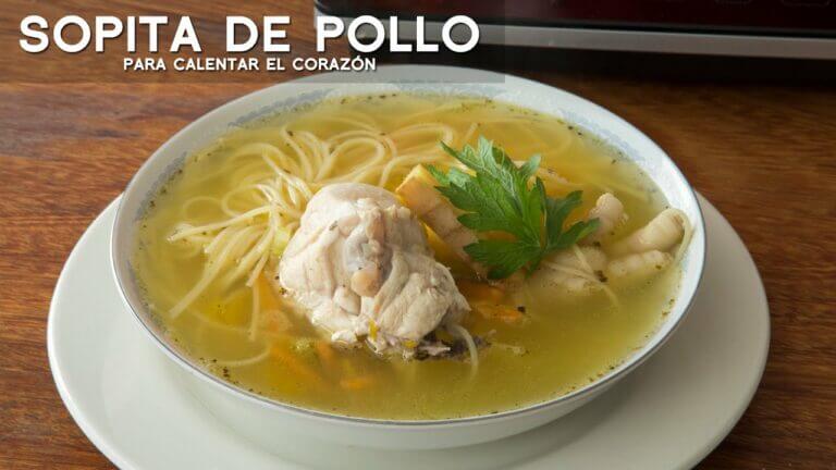 Sopa de pollo estilo peruano