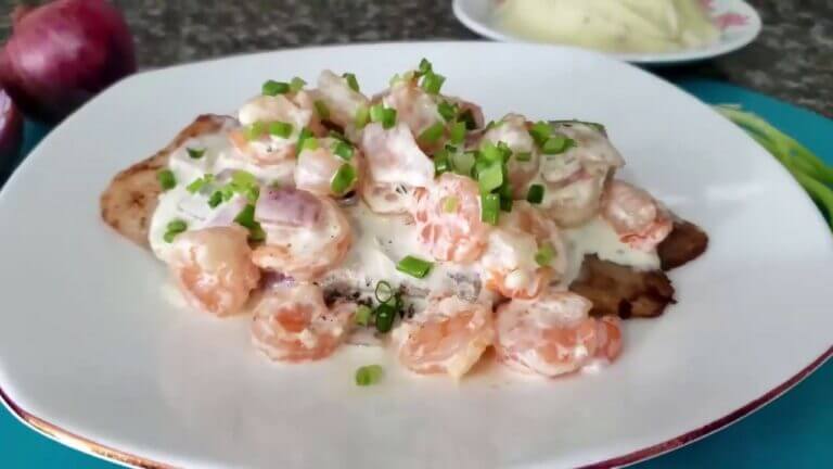 Filete de pescado con camarones en salsa blanca