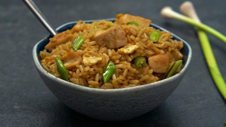 Descubre los secretos para preparar un delicioso arroz chaufa en casa