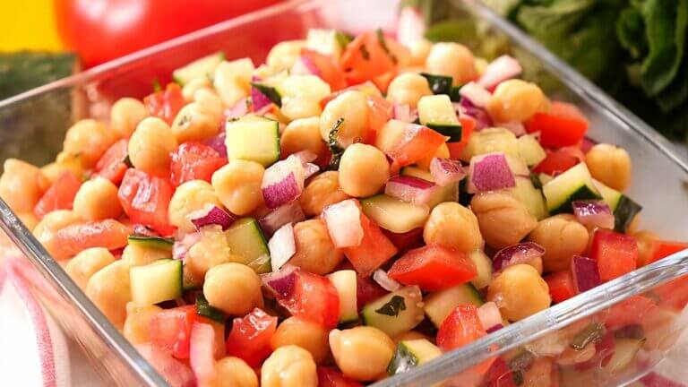 Renueva tus recetas con una refrescante ensalada de garbanzos.