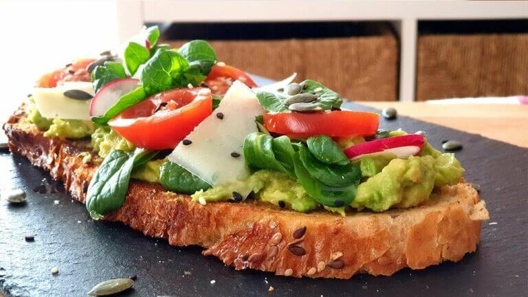 Tostadas con aguacate para cenar