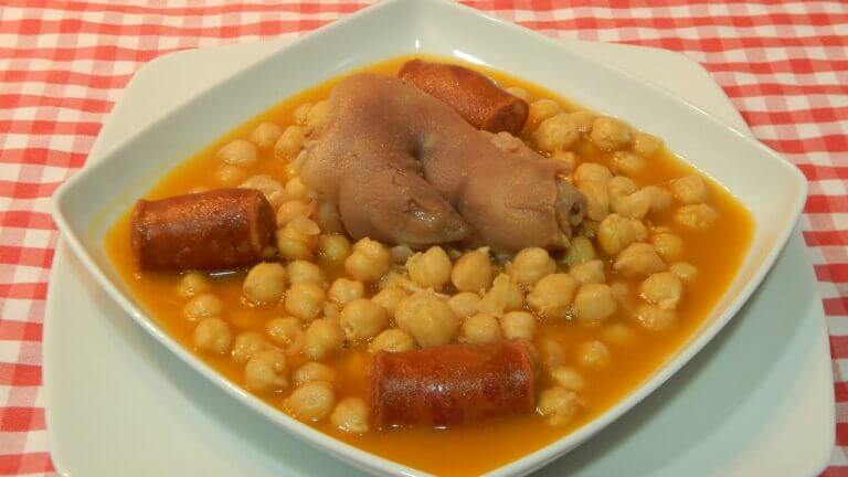 Garbanzo con patas de cerdo