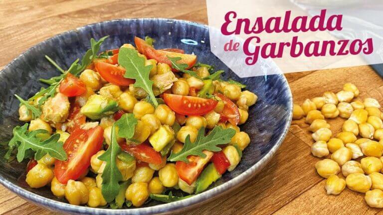 Ensalada de garbanzos con aguacate y atún