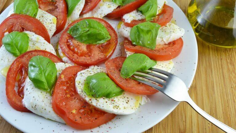 ¿Quieres impresionar a tus invitados? Prueba nuestra receta de ensalada Caprese.