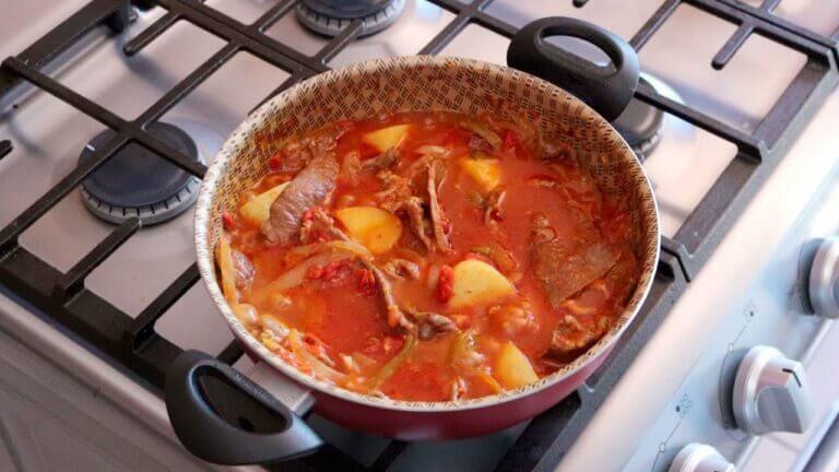 Carne de res con papas en salsa de tomate