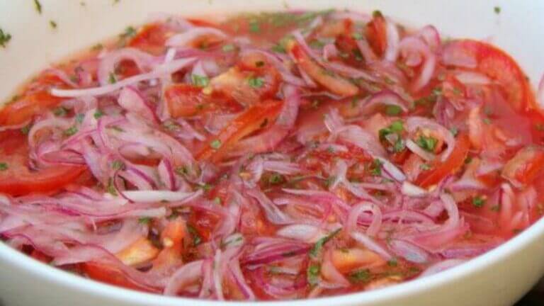 Ensalada de tomate y cebolleta