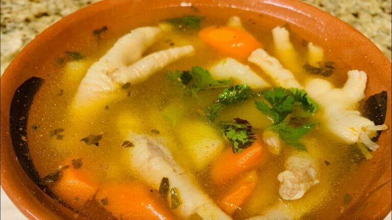 Caldo de patas de pollo: el remedio casero para prevenir resfriados