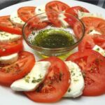 Ensalada con mozzarella y tomate