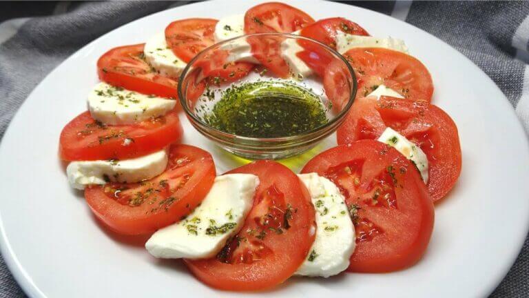 Ensalada con mozzarella y tomate