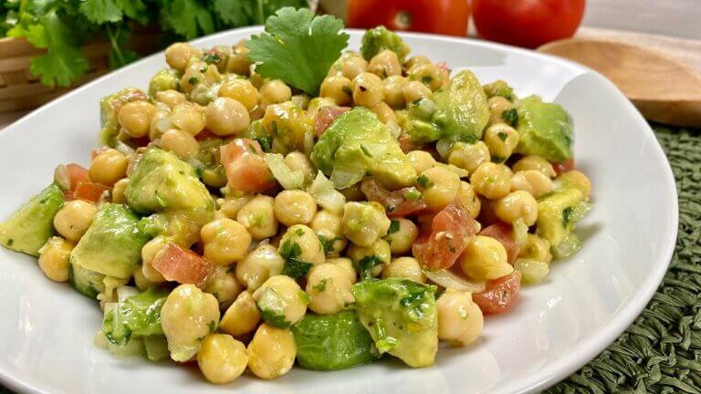 Ensalada de garbanzos con aguacate