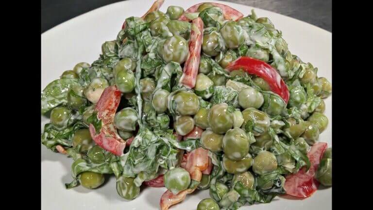 Deliciosa ensalada de arvejas para una comida saludable