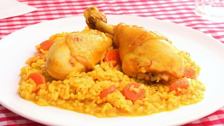 Descubre el secreto del delicioso arroz con pollo español en casa