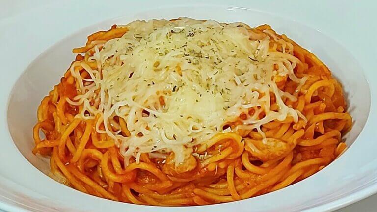 Prepara una deliciosa pasta con atún en lata en solo 20 minutos