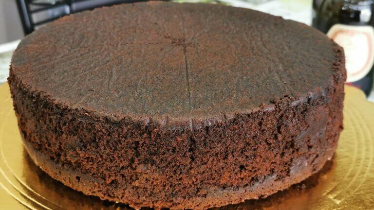 Deléitate con la deliciosa tarta negra colombiana en solo 3 pasos