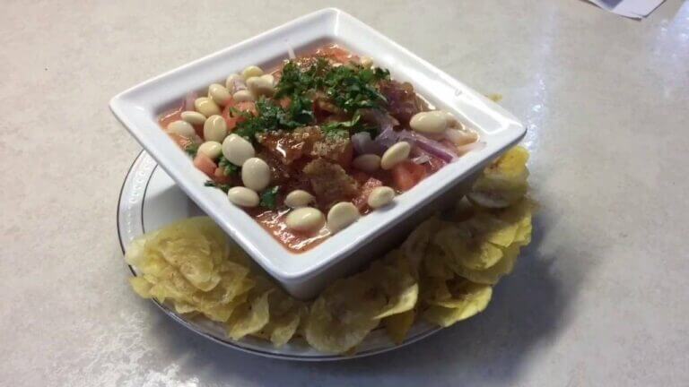 Descubre los deliciosos cevichochos ecuatorianos en un bocado.